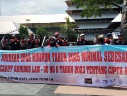 Massa Buruh Jateng Desak Kenaikan Upah, Gerbang Gubernur Sempat Jebol