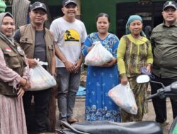 Wamenperin Faisol Riza Salurkan Sembako untuk Korban Banjir Opo-opo Probolinggo