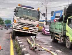 Truk Trailer Oleng di Jalur Surabaya–Malang, PJU Roboh di Sukorejo
