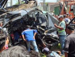 Dump Truk Muatan Pasir Seruduk Avanza Parkir di Pasuruan, Satu Orang Meninggal