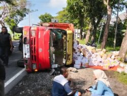 As Patah, Truk Bermuatan Minuman Terguling di Jalur Pantura Probolinggo
