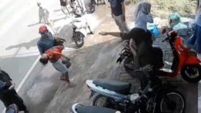 Mobil Oleng Tabrak Motor Parkir, Satu Bocah Meninggal di Pasuruan