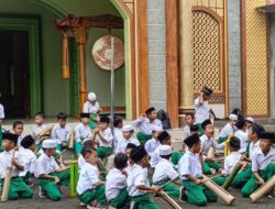 Tabuhan Bambu Sambut Ramadhan di MI Walisongo 1 Banyuanyar