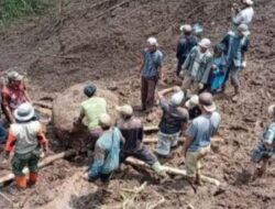 Longsor 100 Meter Tutup Akses Jalan Desa di Probolinggo
