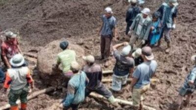 Longsor 100 Meter Tutup Akses Jalan Desa di Probolinggo