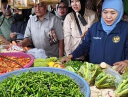 Khofifah Pantau Harga Sembako Jelang Ramadhan, Usai Salurkan Bansos Rp 3 Miliar di Sidoarjo