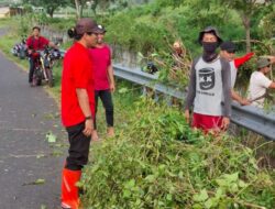 Ngabuburit Sambil Gotong Royong di Desa Clarak, Anggota Fraksi PDIP Turun Bersih-Bersih Lingkungan