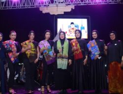 Batik Lokal Bersinar di Harjakapro ke-280, Fashion Show Semarakkan Alun-alun Kraksaan