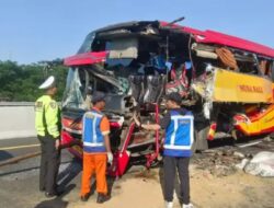 Bus AKAP Tabrak Truk di Tol Gempol-Pasuruan, Belasan Penumpang Terluka