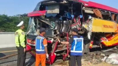 Bus AKAP Tabrak Truk di Tol Gempol-Pasuruan, Belasan Penumpang Terluka