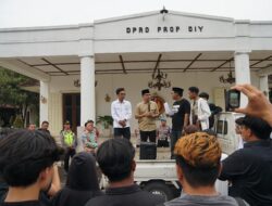 API SOLIDARITAS DI TENGAH TEROR: Mahasiswa DIY Mengutuk Penindasan, Desak Reformasi Peradilan Militer Harga Mati!