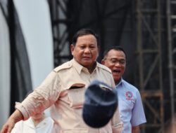 Prabowo Lempar Topi dan Joget di Panggung May Day Monas