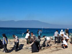 Pemkab Probolinggo Gelar Bersih Pantai Gili Ketapang, Libatkan Ratusan Pelajar