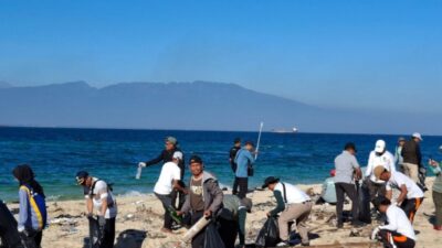Pemkab Probolinggo Gelar Bersih Pantai Gili Ketapang, Libatkan Ratusan Pelajar