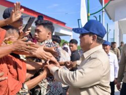 Prabowo Tinjau Kampung Nelayan di Gorontalo, Warga Berebut Salaman