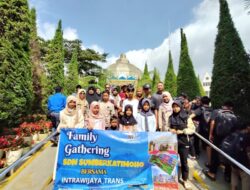 Gunakan Armada Baru Intrawijaya Tour and Travel, Siswa Kelas 6 SDN Sumber Katimoho Berwisata ke Santerra