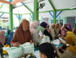 Ratusan Warga Patokan Kraksaan Terima Bantuan Pangan, Tiap Keluarga Dapat 20 Kg Beras