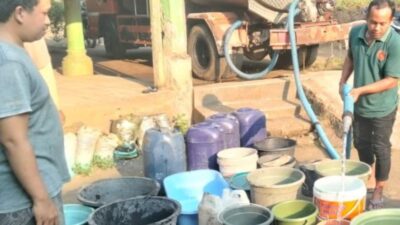 BPBD Probolinggo Salurkan 6.000 Liter Air Bersih untuk Warga Terdampak Gangguan PDAM di Tiris