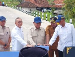 Jalan Rp14 Miliar Diresmikan Prabowo, Warga Sampang Soroti Jalan Desa yang Masih Terabaikan