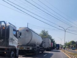 Antrean Solar Subsidi Mengular di Sejumlah SPBU Pasuruan, Kendaraan Meluber ke Jalan