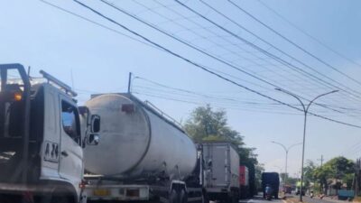 Antrean Solar Subsidi Mengular di Sejumlah SPBU Pasuruan, Kendaraan Meluber ke Jalan