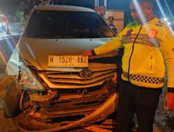 Innova Tabrak Tiga Motor di Perlintasan KA Pasuruan, Empat Orang Terluka