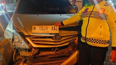 Innova Tabrak Tiga Motor di Perlintasan KA Pasuruan, Empat Orang Terluka