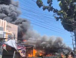 Kebakaran Hanguskan Dua Toko di Jalur Pantura Paiton, Diduga Dipicu Korsleting Listrik