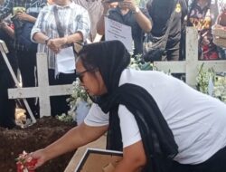 Pesan Perpisahan Istri Temon Pecah Tangis di Liang Lahat