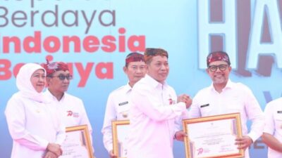 Bupati Probolinggo Raih Penghargaan Pembina Andalan Koperasi Jawa Timur