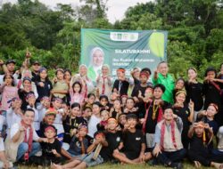 Rustini Muhaimin Tunaikan Janji Pemberdayaan untuk Sekolah Adat Arus Kualan