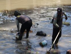Kurangi Risiko Banjir, PT HM Sampoerna Bersihkan Sampah dan Sedimen Sungai Kandangjati