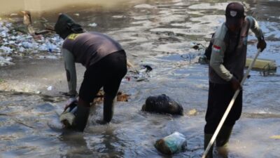 Kurangi Risiko Banjir, PT HM Sampoerna Bersihkan Sampah dan Sedimen Sungai Kandangjati