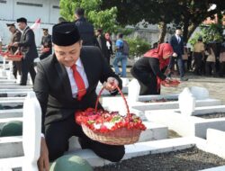 Bupati Pasuruan Ziarah ke TMP Bangil Jelang HUT RI ke-81