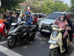 Di Tengah Jalur Pantura, Pengendara Probolinggo Khidmat Peringati Proklamasi