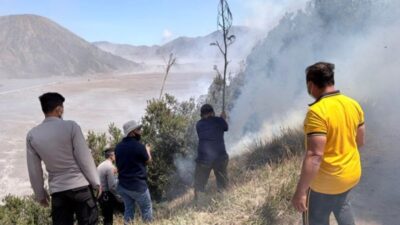 Kebakaran Kembali Mengancam Jembatan Kaca Bromo, Polisi Kerahkan Pasukan
