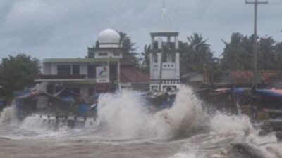 Cuaca Jatim 28 Agustus: Kemarau Mendominasi, Gelombang hingga 4 Meter Mengintai Selatan Jawa