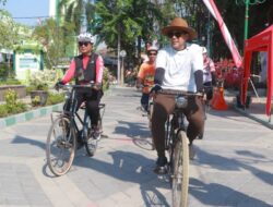 Ngonthel Sambil Berbagi, Ratusan Penggemar Sepeda Ontel Kayuh 18 Kilometer di Probolinggo