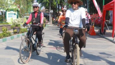 Ngonthel Sambil Berbagi, Ratusan Penggemar Sepeda Ontel Kayuh 18 Kilometer di Probolinggo