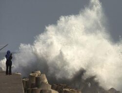BMKG Peringatkan Gelombang hingga 4 Meter di Perairan Selatan Jawa Timur