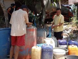 BPBD Probolinggo Salurkan 6.000 Liter Air Bersih ke Warga Tigasan Kulon