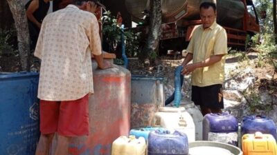 BPBD Probolinggo Salurkan 6.000 Liter Air Bersih ke Warga Tigasan Kulon