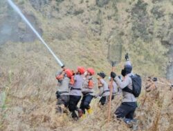 Karhutla Bromo Meluas ke Bukit Teletubbies, Polres Probolinggo Kerahkan Tangki Air 1.000 Liter