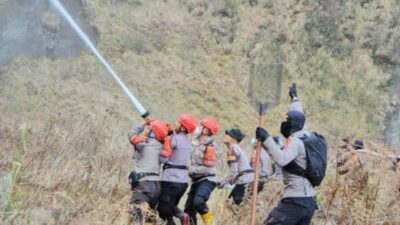 Karhutla Bromo Meluas ke Bukit Teletubbies, Polres Probolinggo Kerahkan Tangki Air 1.000 Liter