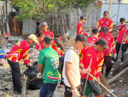 Kader Muda Gerindra Bersihkan Pantai Kalibuntu, 100 Paket Sembako Dibagikan