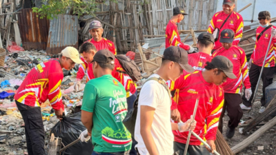 Kader Muda Gerindra Bersihkan Pantai Kalibuntu, 100 Paket Sembako Dibagikan