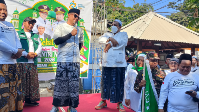 Jalan Sehat Bersarung di Kraksaan, Gus Haris Singgung Peran Santri dalam Kemerdekaan