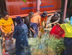 Polri dan BPBD Probolinggo Bersinergi Salurkan Bantuan Air Bersih