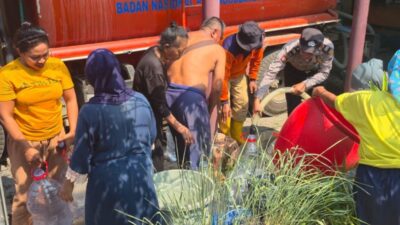 Polri dan BPBD Probolinggo Bersinergi Salurkan Bantuan Air Bersih