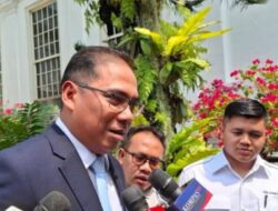 Jelang Pelantikan Pejabat, Rektor IPB Alim Setiawan Muncul di Istana